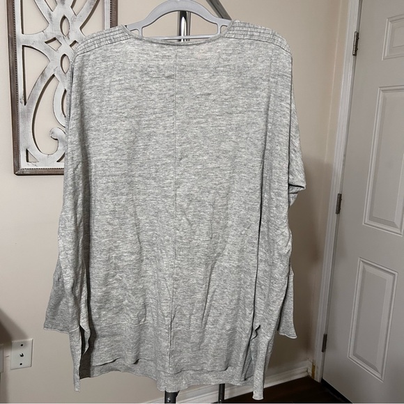 Lilly Pulitzer Joslyn Coolmax Oversized Tunic Sweater M Gray Pockets - Picture 3 of 10
